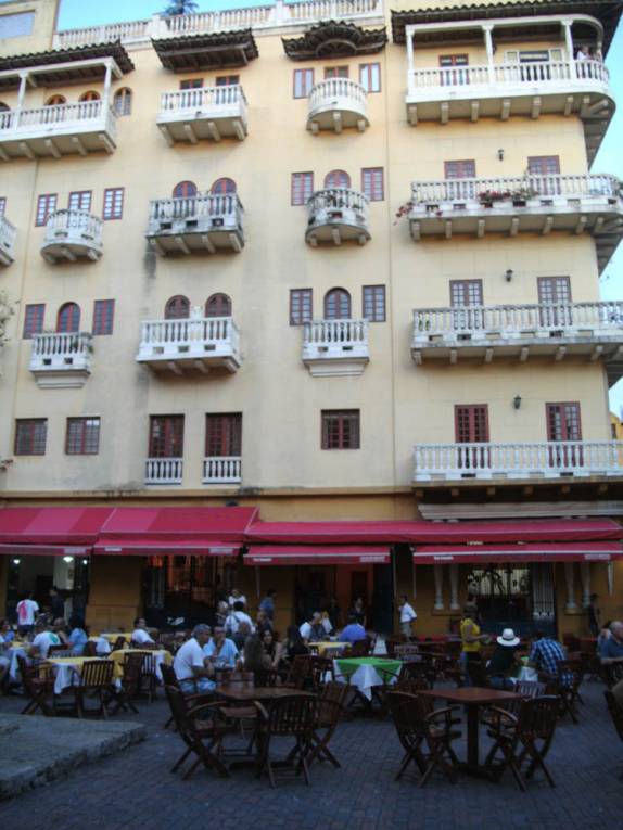 Pracinha no interior da cidade mudada, em Cartagena, na Colômbia